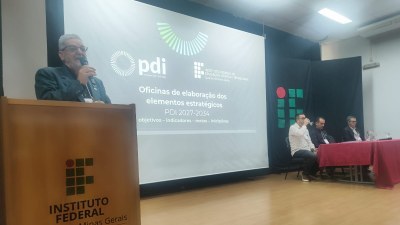 Reitor, Professor Valdir José da Silva, fala na abertura do evento.