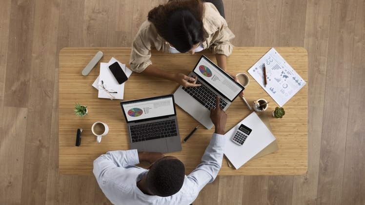 vista-superior-pessoas-trabalhando-na-mesa-pdi-site.jpg