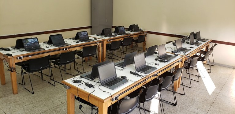 17 laboratorio informática 2.jpg