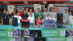 #pratodosverem: Imagem mostra participantes da mostra de cursos na manhã de sábado, com equipamentos como impressora 3D e controlador lógico programável nas bancadas