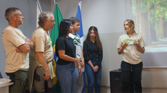 #pratodosverem: Imagem mostra instrutores alemães e estudantes bolsistas do projeto Arvoração durante apresentação no auditório do Campus Santos Dumont