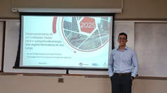 #pratodosverem: Imagem mostra professor Philipe durante defesa da tese de doutorado na Unicamp