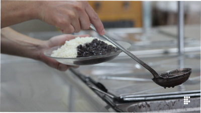 O local serve almoço, das 11h às 13:30h e jantar, das 17:30h às 19h. A refeição custa R$2.