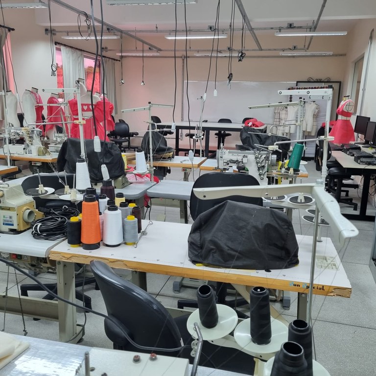 Figura 02: Laboratório de máquinas para acabamentos especiais.