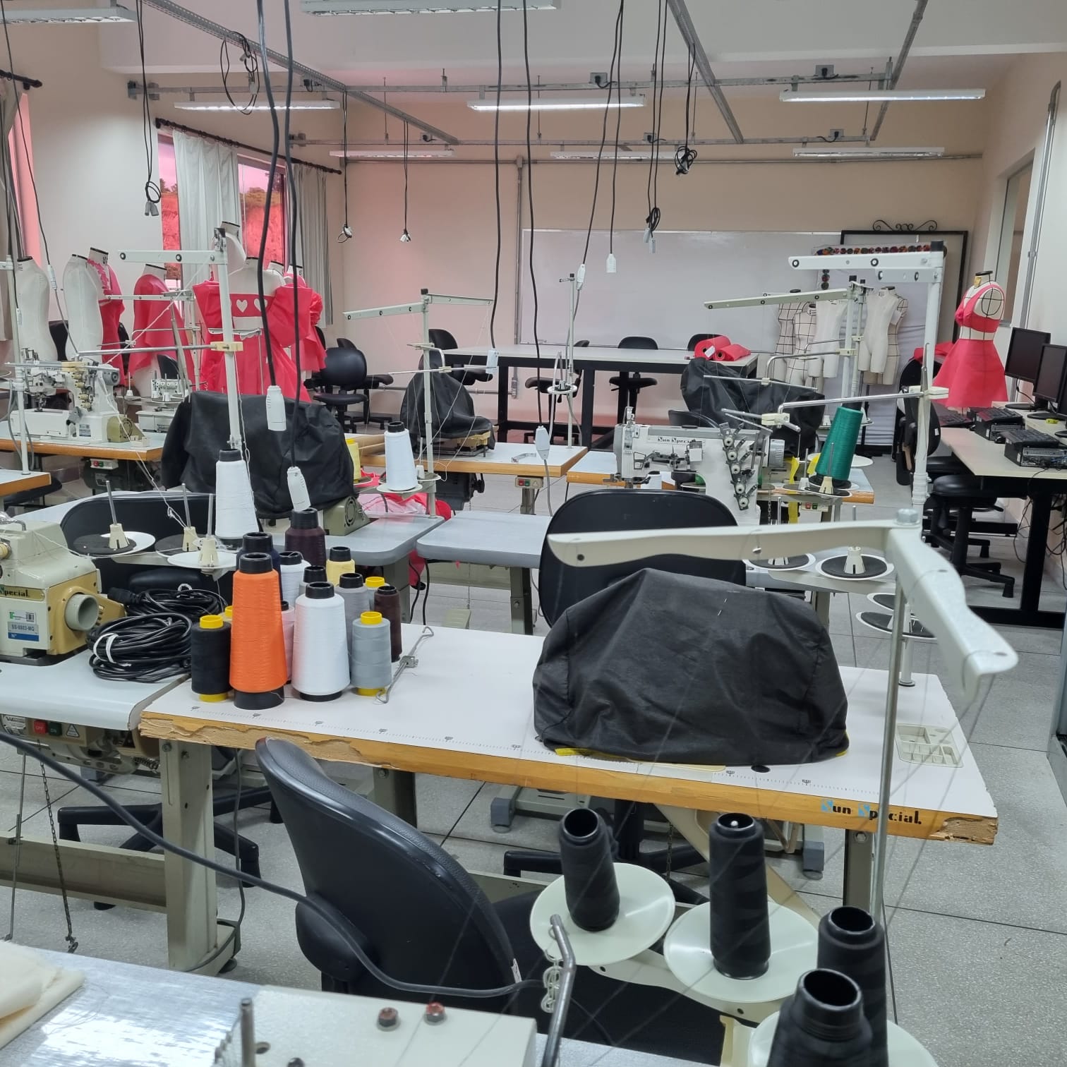 Figura 02: Laboratório de máquinas para acabamentos especiais.