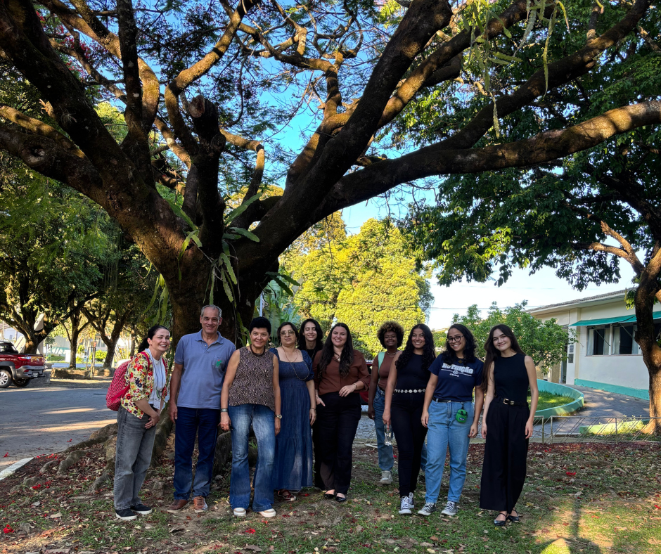 Foto-equipe IF Barbacena no Simpósio de Pesquisa -Rio Pomba.jpg
