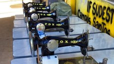 #pratodosverem: Imagem mostra máquinas de costura sobre mesas em espaço de convivência do Campus Santos Dumont