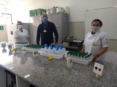 Doações de frascos de álcool no núcleo de química