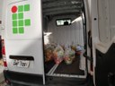 van com cestas de alimentos