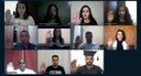 #pratodosverem: tela capturada do youtube do momento do juramento do curso de Agronomia, com dez estudantes e uma mestre de cerimônia com as câmeras abertas.