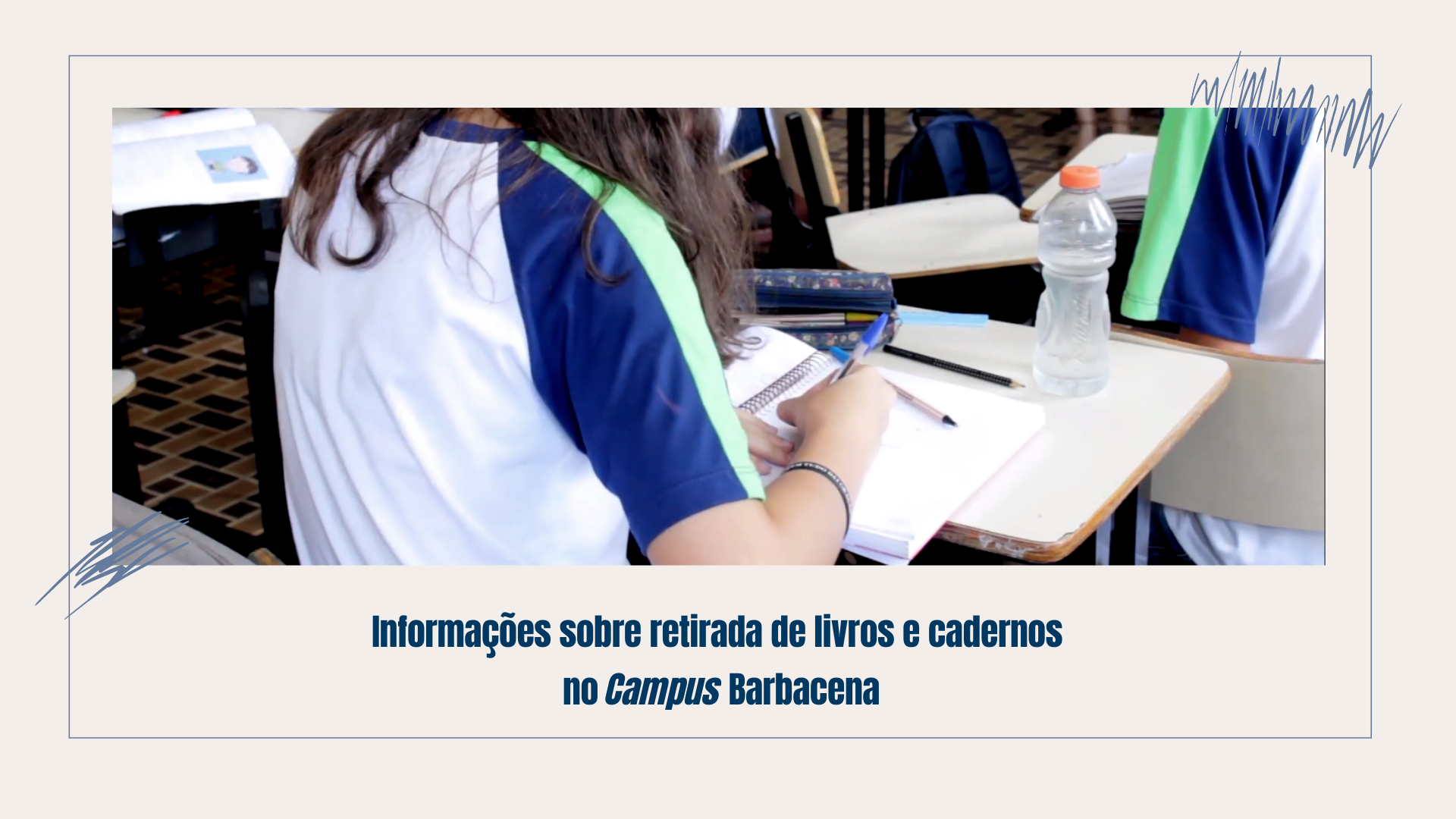 Aluna escrevendo em sala de aula