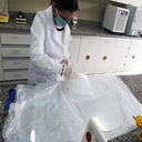 uma pessoa montando protetor facial