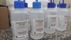 #Pratodosverem: Foto das embalagens com álcool glicerinado 70 produzidos pelos profissionais do Núcleo de Química do Campus Barbacena.
