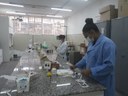 #Pratodosverem: Duas profissionais do Núcleo de Química trabalhando na produção de protetores faciais.