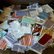 #Pratodosverem: diversas máscaras de tecidos embaladas em sacos plásticos com panfletos explicativos.