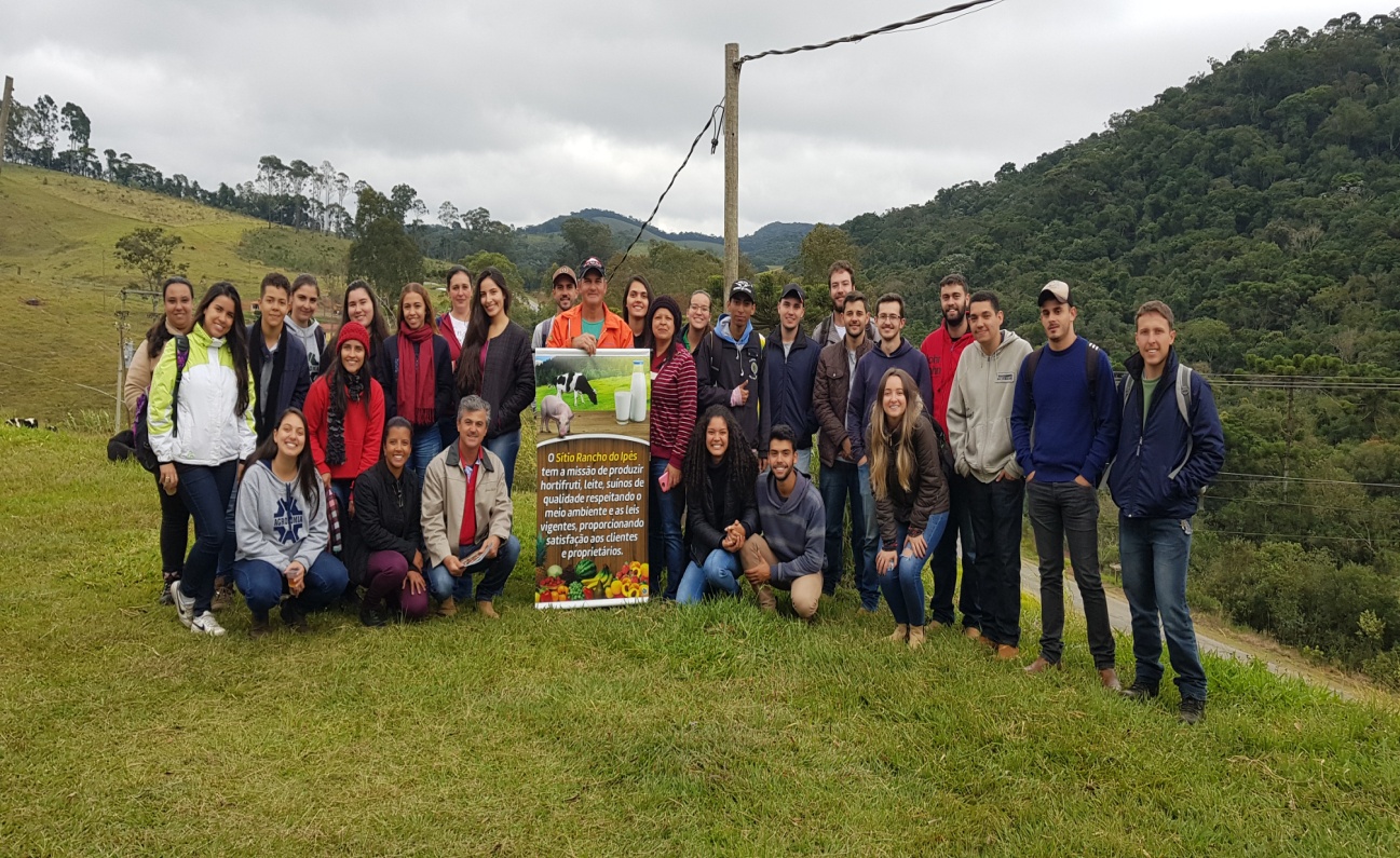 A turma e o casal reunidos em frente à casa sede do sítio dos Ipês
