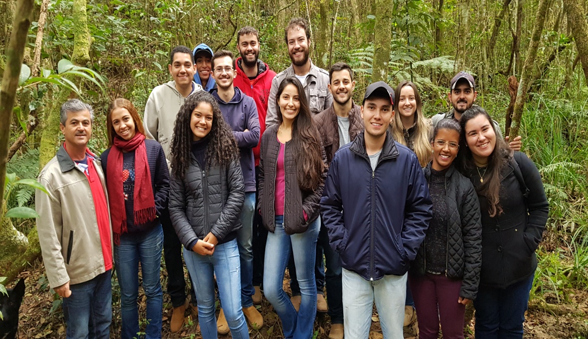 Um grupo de alunos com o professor José Alcir na vista à nascente
