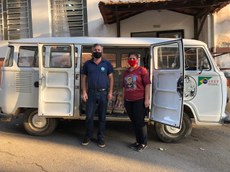 #Pratodosverem: na imagem do diretor de extensão do Campus Barbacena está em frente a kombi da SSVP, entregando as doações para uma mulher que representa a instituição. A Kombi está aberta com as cestas doadas.