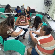 Participantes engajados nas atividades da oficina sobre Modelos de Negócios.