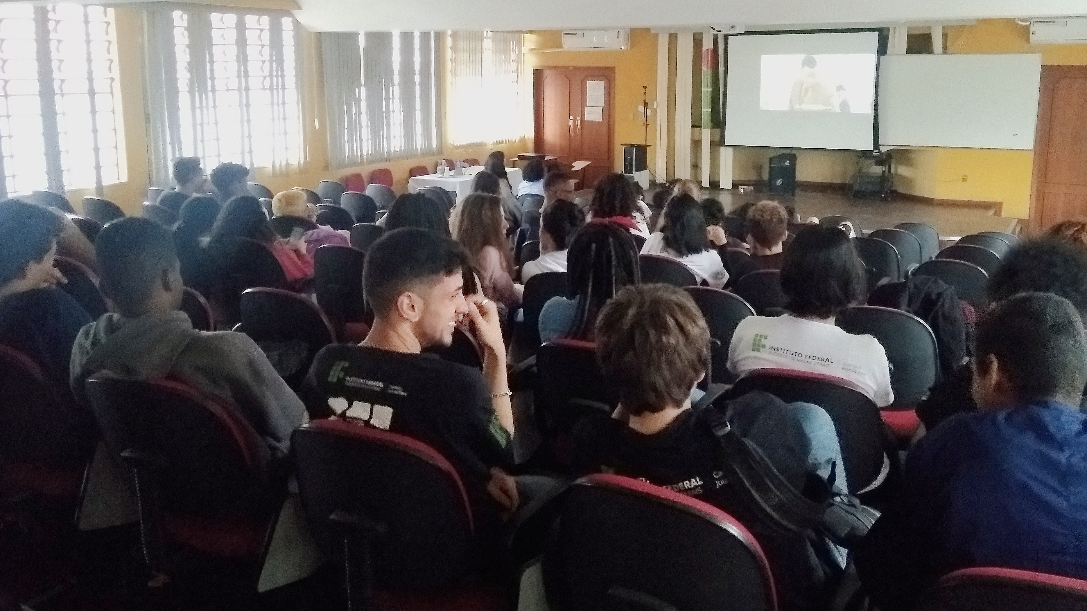Alunos durante exibição de “Estrelas além do tempo”.
