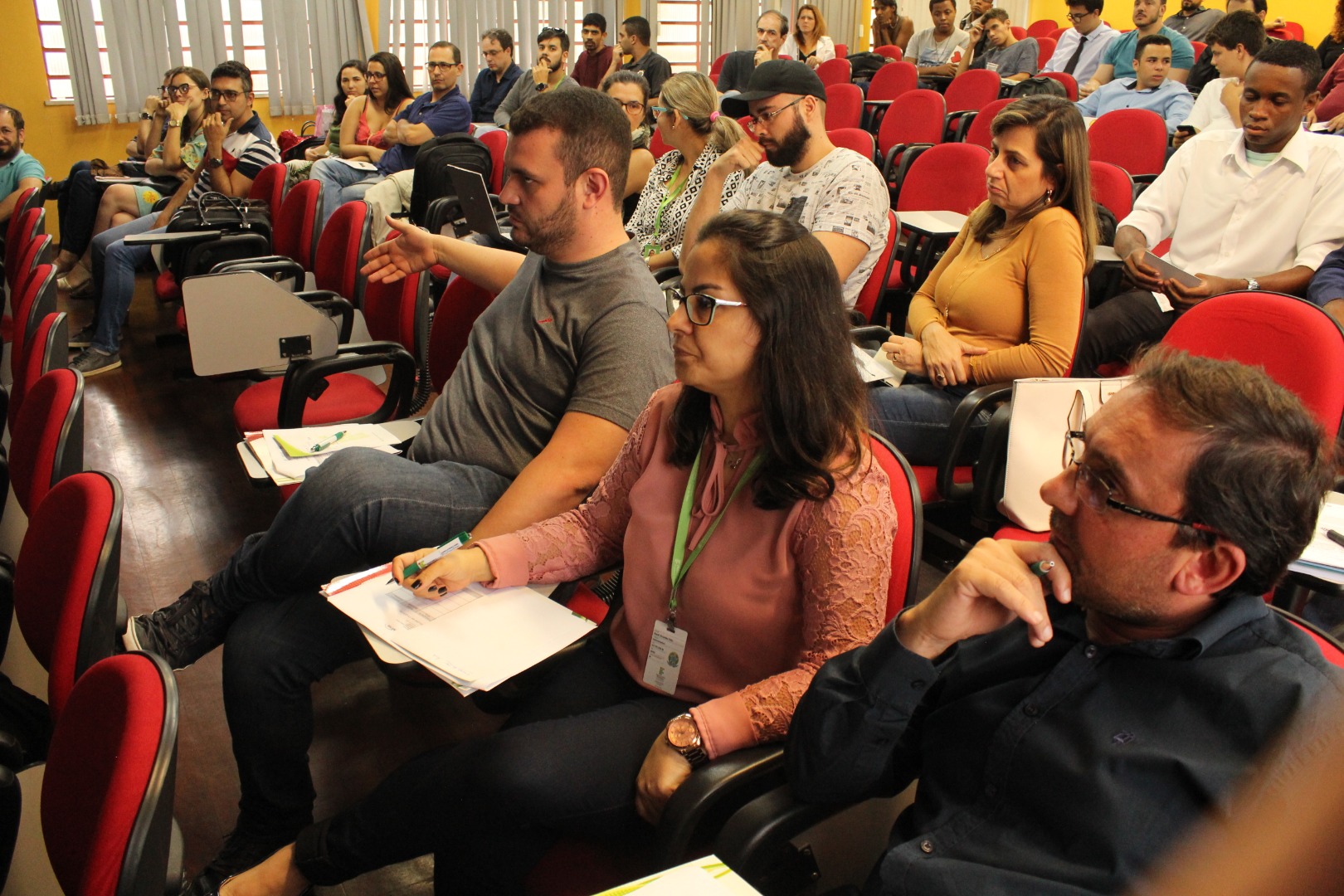 Os jurados Rafael Gonçalves, Raquel Fernandes e Fabiano Nejaim.JPG