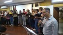 Professor do núcleo de línguas, Rodrigo Tavares Zaidan, cantou um sucesso de chico Buarque junto com o coral.