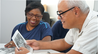 Lucimar e Paulo Rogério reconhecem cada um dos servidores presentes numa das fotografias. Foto: Mariana de Souza. 