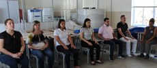 Equipe do Projeto fazendo meditação em sala de aula.