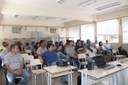 Alunos em sala de aula assistindo à palestra.