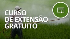 #Pra todos verem: imagem de homem irrigando plantação e a expressão curso de extensão gratuito.