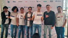 Da esquerda para direita: os estudantes Pedro Henrique, Marcelo, Daniela, Raphael, Boaz e Daniel, e o professor Antônio.