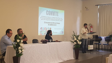 O Diretor de Ensino, Marcos Paulo de Oliveira; o Secretário de Desenvolvimento Social do Município, Alex Pedrosa e o Diretor de Extensão, Pesquisa e Inovação, Natalino da Silva de Oliveira estão sentados numa mesa à esquerda. À direita, em um púlpito, o Diretor Geral do Campus, Fausto de Marttins Netto, discursa.