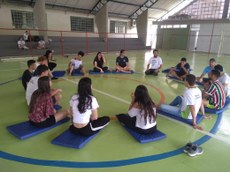 #Pratodosverem: alunos sentados em círculo durante oficina.