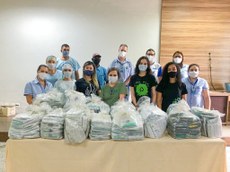 #Pratodosverem: Equipe de Muriaé posa com equipe da Casa de Caridade de Muriaé-Hospital São Paulo doando os kits.
