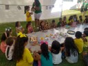#Pratodosverem: crianças sentadas à mesa para lanche saudável.