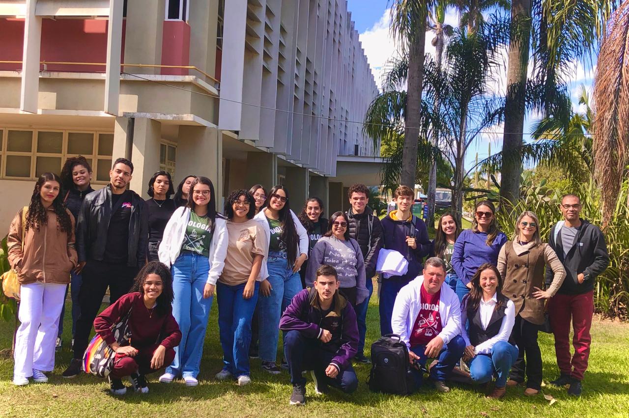 Turma no Prédio de Biologai Geral.jpeg