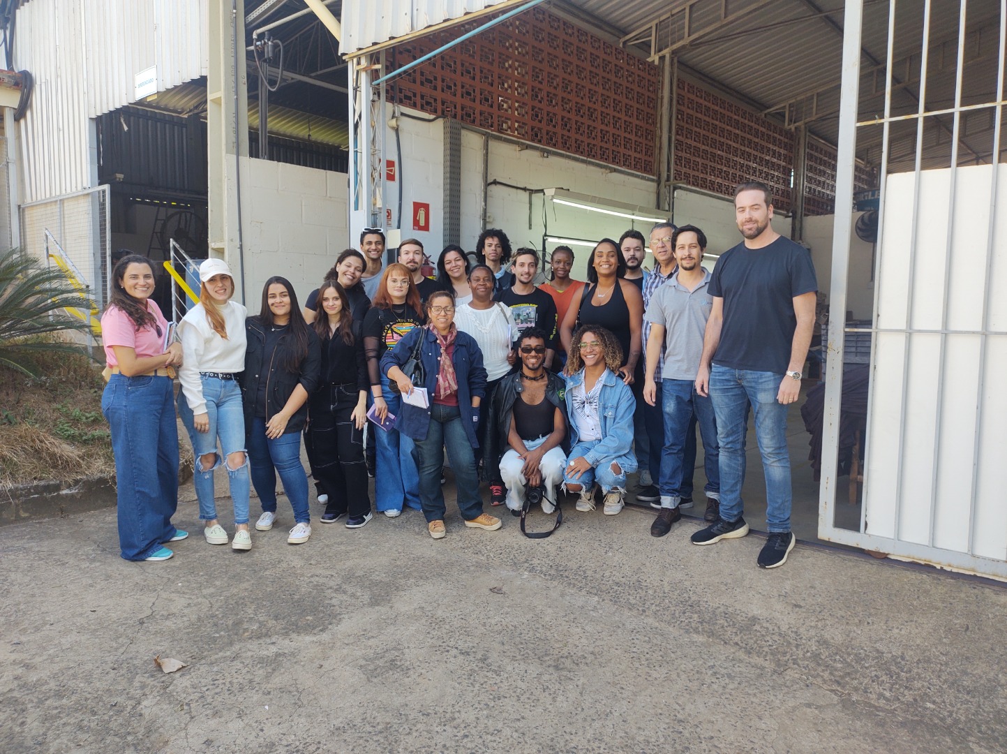 Foto1.jpg Estudantes do Design de Moda em visita aos galpões da Alphalav