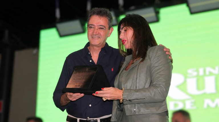 jose-luiz-recebendo-placa.jpeg