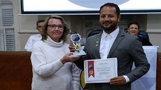 Presidente do Instituto, Professora Íris Soriano Nunes Miglio, entrega prêmio e diploma ao professor Weder, que está ao seu lado.