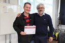 Professor Márcio recebendo o certificado do reitor Charles Okama