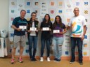#Pratodosverem: equipe de xadrez feminino sendo premiada. Professores acompanham.