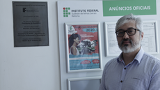 #Pratodosverem: Reitor posa ao lado da placa.