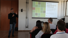 #Pratodosverem: Prof. Luciano fala diante de plateia.