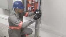 #Pratodosverem: funcionário realiza medição.