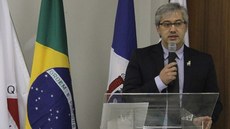 #Pratodosverem: Reitor Charles Okama fazendo discurso em evento.