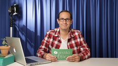 #Pratodosverem: na imagem, o apresentador da Campanha "Questão de Ética", Elder Stroppa, aparece sorrindo no cenário de gravação.