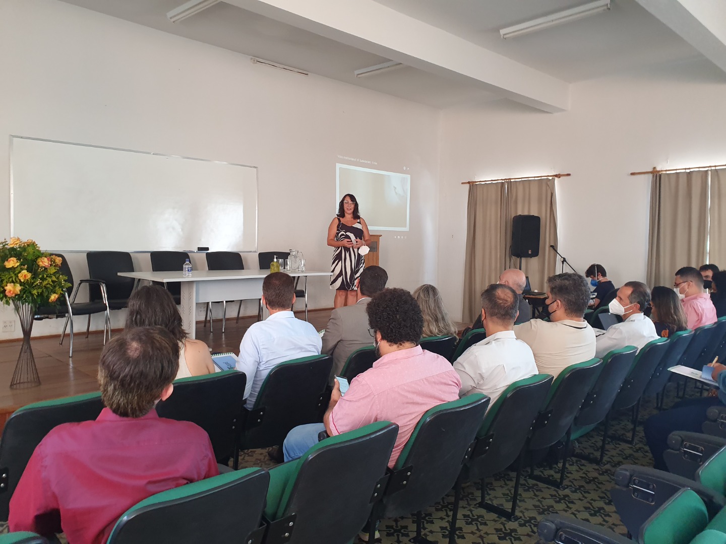 DG do Campus Barbacena, Alcimara Andrade, se apresenta a comitiva da Reitoria, autoridades e demais dirigentes..jpg