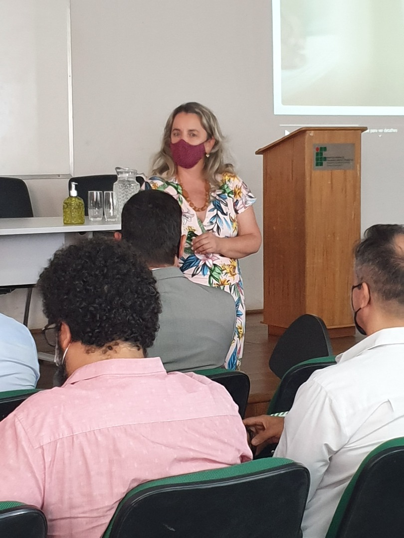 DG do Campus São João del-Rei, Teresinha Magalhães, se apresenta à comitiva da Reitoria, autoridades e demais dirigentes..jpg
