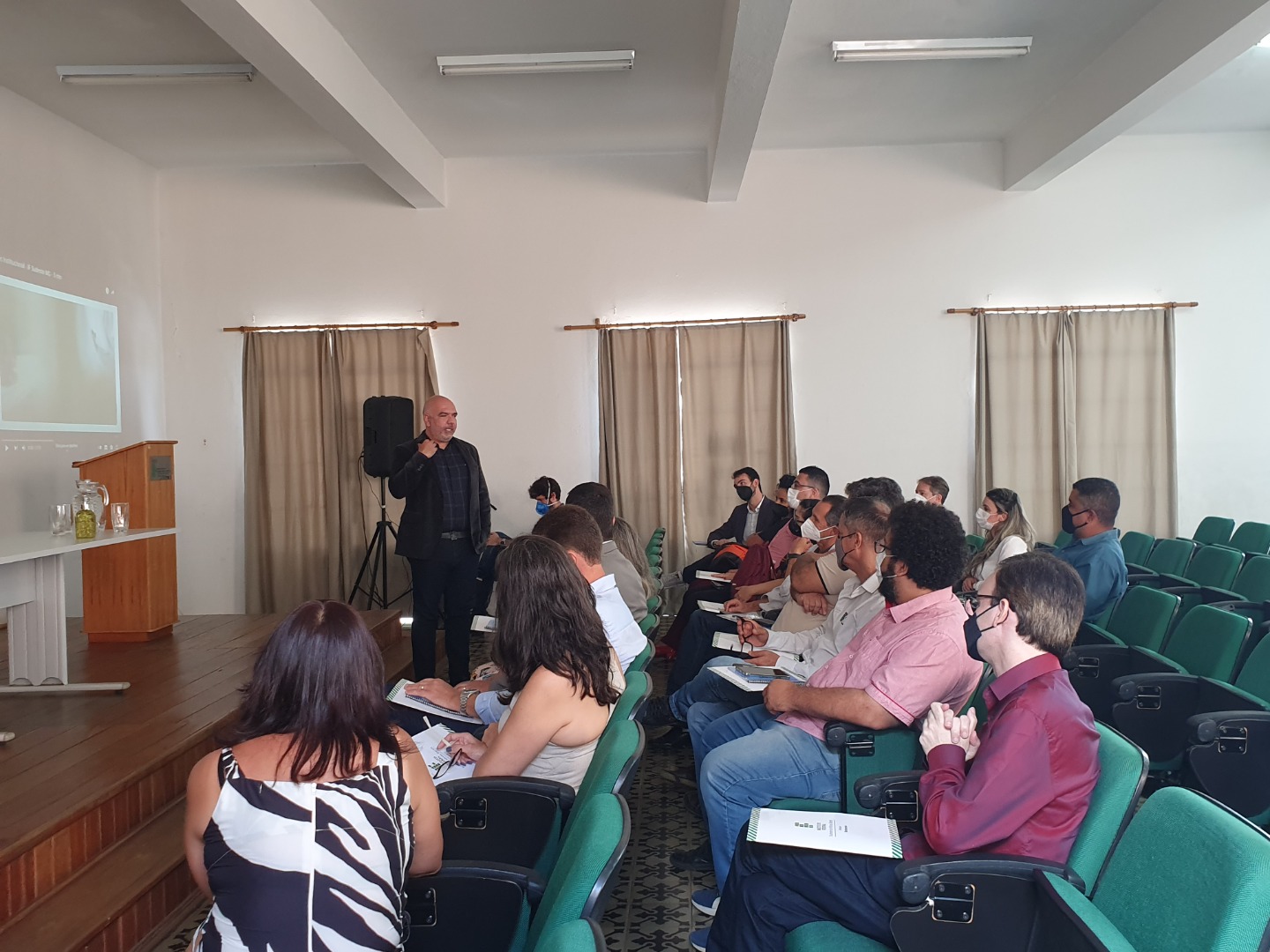 O reitor André Diniz fala para todos os presentes no Campus Barbacena, último dia da visita.jpg