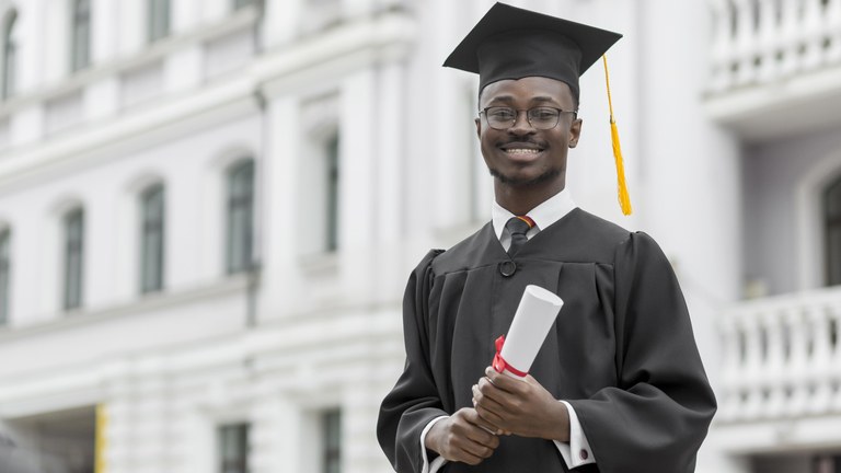 aluno-de-pos-graduacao-sorridente-de-tiro-medio.jpg